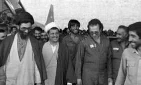 هاشمی رفسنجانی در حال دریافت نشان فتح از دست رهبر انقلاب؛ سال ۶۸/ عکس