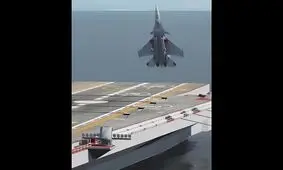 فرود عجیب سوخو 33 کبری بر روی ناو هواپیمابر/ ویدئو