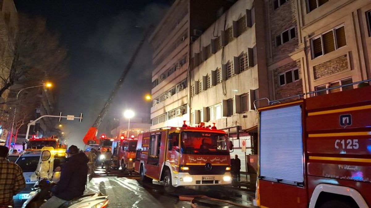 آتش سوزی در انبار کاغذ ساختمان ۱۱۵ ایرانشهر/ ویدئو