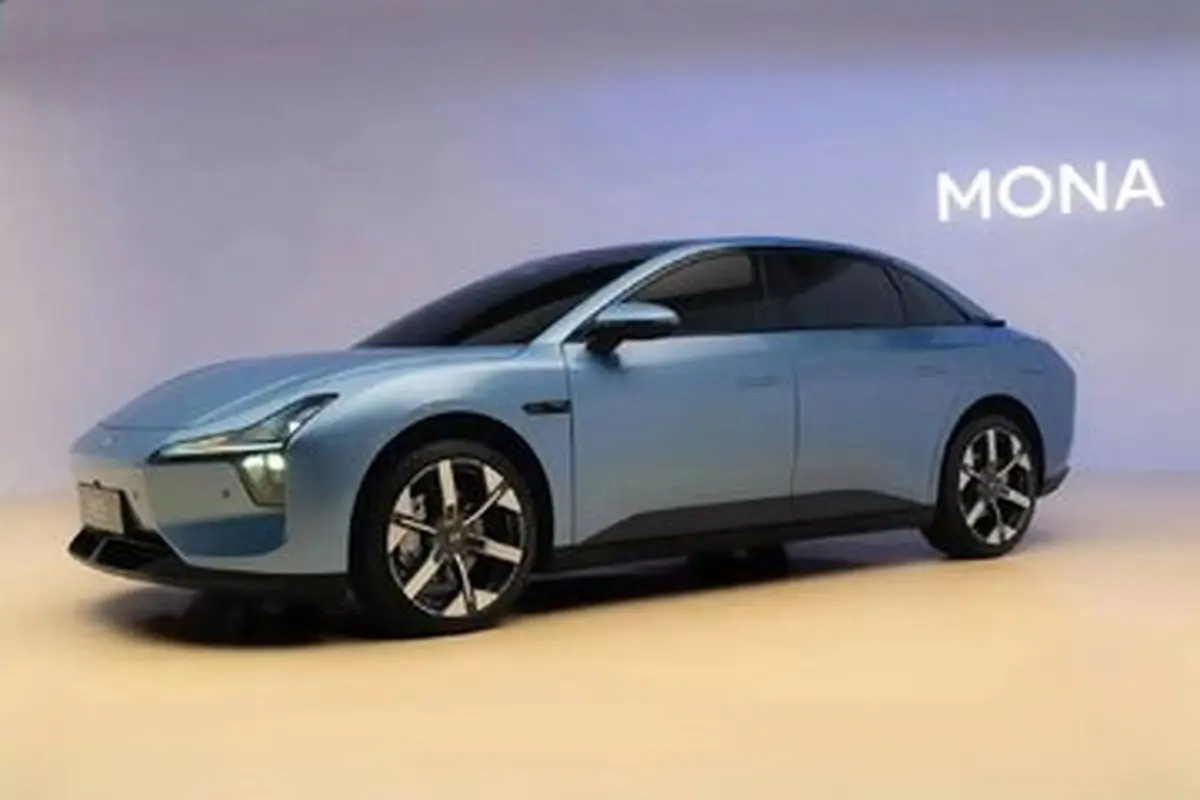 مونا در راه ایران / تصاویر