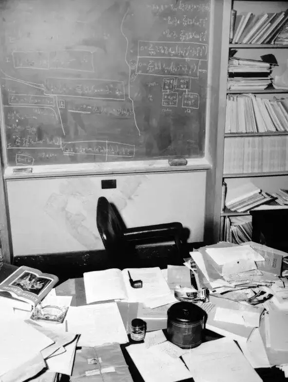 عکس/ میز کار اینشتین در روز مرگش؛ ۲۸ فروردین ۱۳۳۴