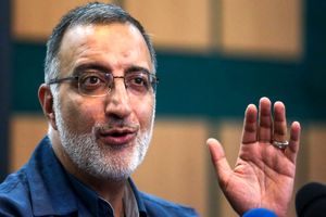 زاکانی: ما حجاببان نداریم/ انتظامی: بلافاصله پس از صحبت های شما، عکس های حجاببانهای مترو منتشر میشود/ ویدئو
