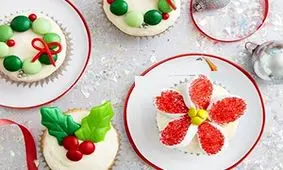 کاپ کیک کریسمس با تزیین شکلات M&M