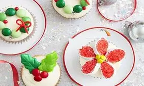 کاپ کیک کریسمس با تزیین شکلات M&M