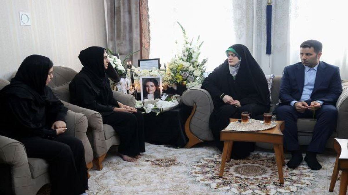  دیدار دختر و داماد پزشکیان با خانواده داغدار حسین‌ نژاد/ ویدئو 