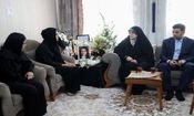 دیدار دختر و داماد پزشکیان با خانواده داغدار حسین‌ نژاد/ ویدئو

