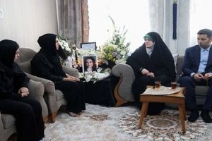 دیدار دختر و داماد پزشکیان با خانواده داغدار حسین‌ نژاد/ ویدئو

