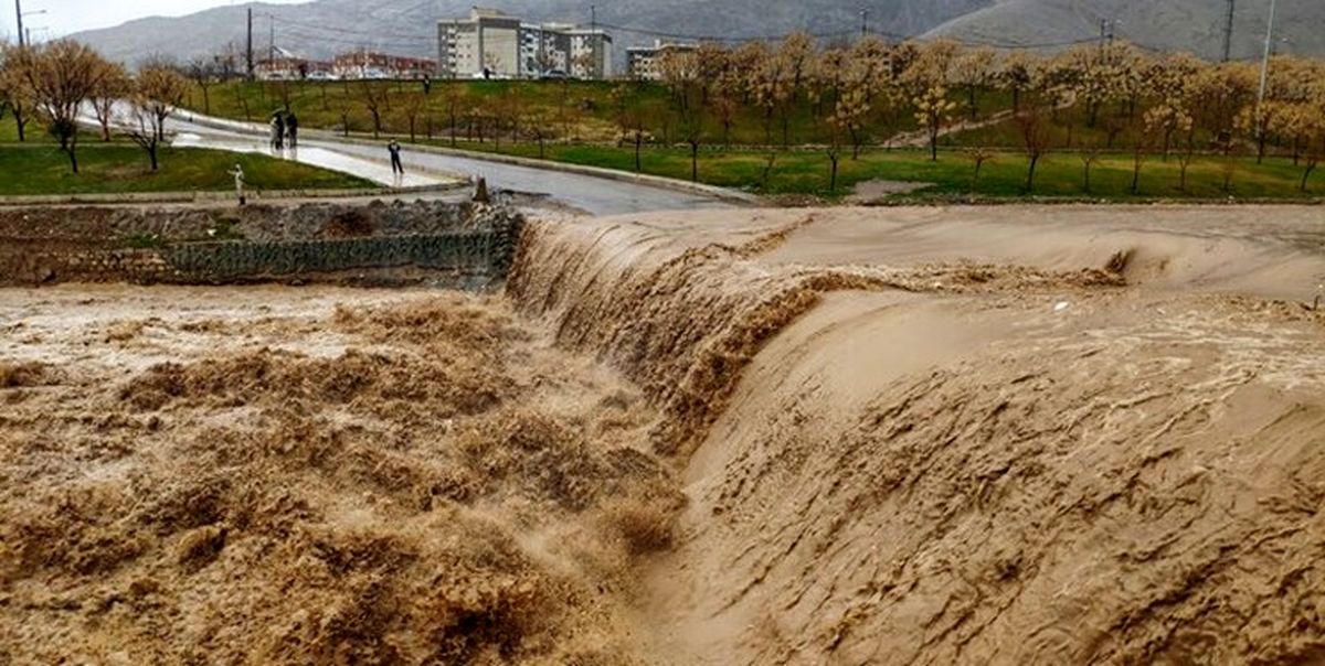 جاری شدن سیلاب در شهر ایوان/ ویدئو