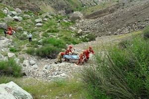 سقوط مینی‌بوس به دره بزرگراه خرازی با ۱۸ مصدوم/  اولین عکس های مینی بوس کارمندان پدافند ارتش