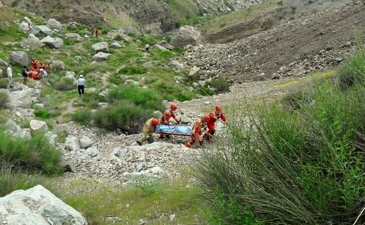 سقوط مینی‌بوس به دره بزرگراه خرازی با ۱۸ مصدوم