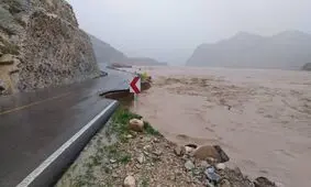 لحظه تخریب پل توکل آباد بر اثر سیل