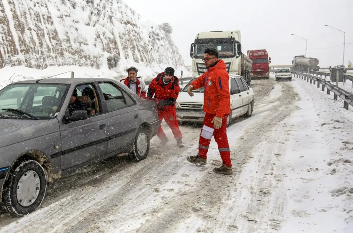 خودروهای بدون زنجیر چرخ حتی در شرایط عادی از محورهای کوهستانی برگردانده می‌شوند

