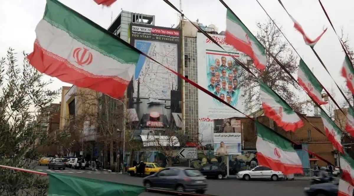 اقدام نمادین دانشجویان دانشگاه تهران با قرار دادن تابوت فرماندهان و ژنرال‌های آمریکایی در راهپیمایی ۲۲ بهمن