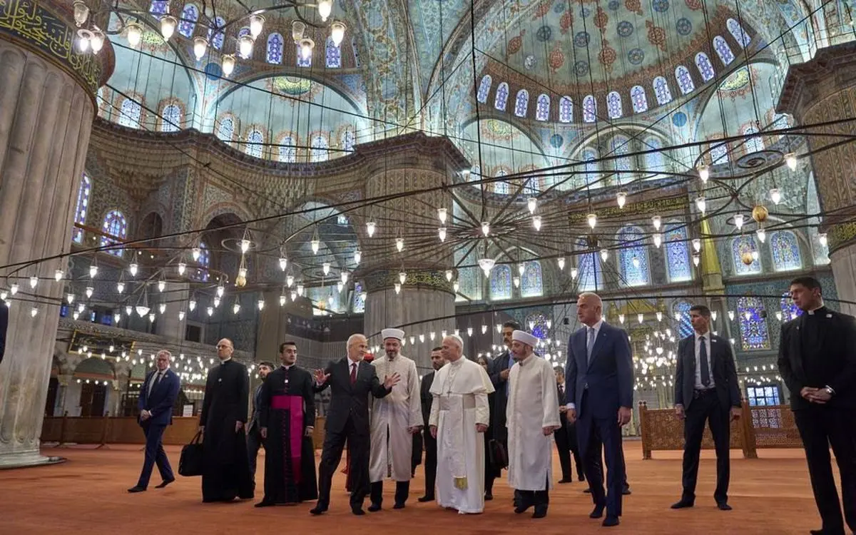 حرکت جنجالی رهبر کاتولیک های جهان/ پاپ در مسجد نماز نخواند