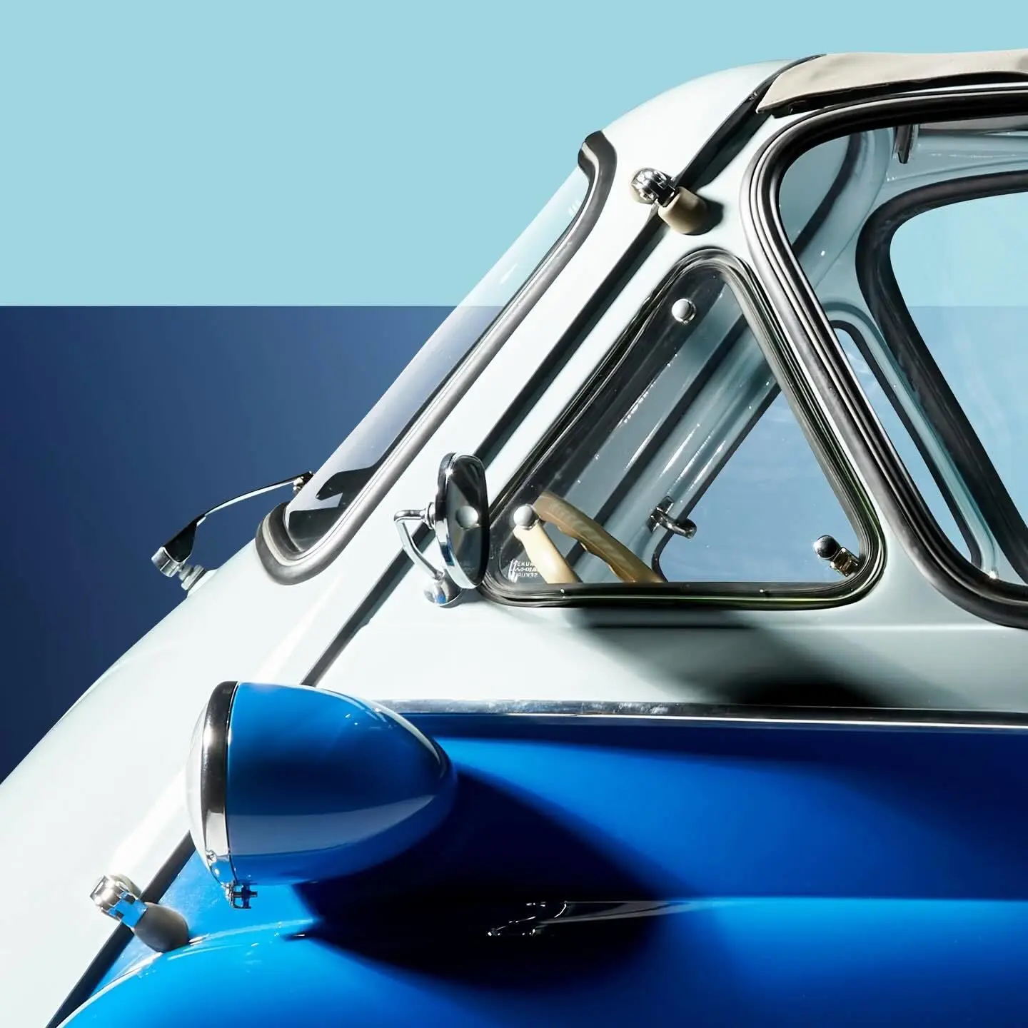 تصویر یک خودروی مینیاتوری کلاسیک به نام BMW Isetta (ب‌ام‌و ایزتا) که به دلیل طراحی گرد و کوچک خود به