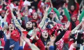 عکس/ لباس عجیب دختر فوتبالیست روی نیمکت!