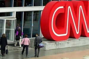 ترامپ خواستار اخراج خبرنگار CNN شد: «ناتاشا برتراند باید مثل سگ اخراج شود!»