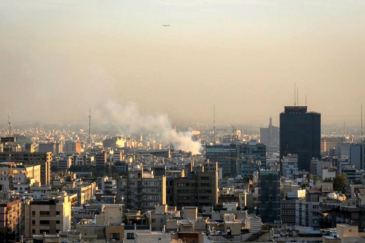 دود آسمان جنوب‌غرب تهران به دلیل آتش گرفتن لاستیک و ضایعات است 