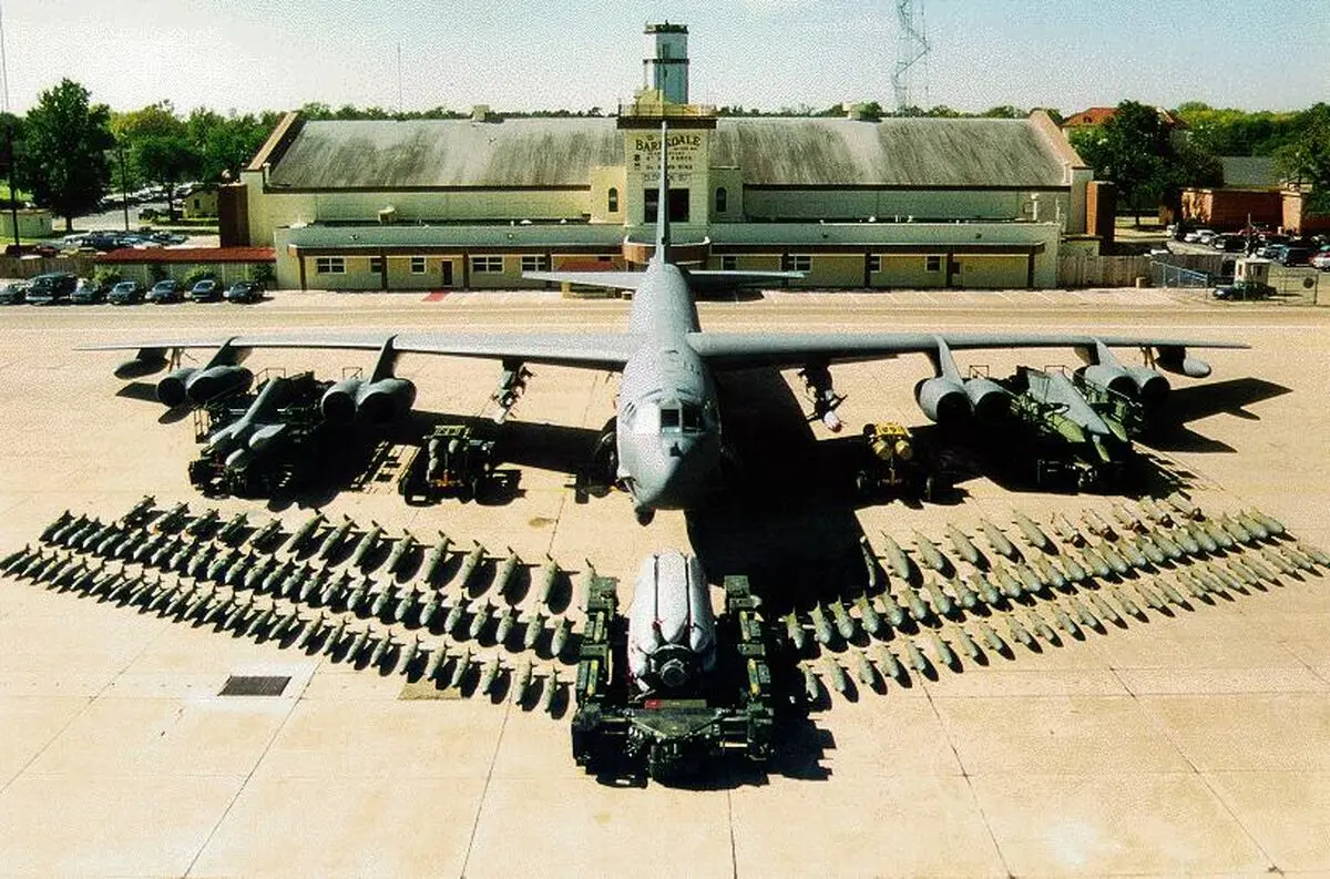 سقوط بمب‌افکن راهبردی B-52 آمریکا در ایالت کالیفرنیا/ ویدئو

