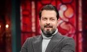 حمله روزنامه کیهان به پژمان بازغی بخاطر نخواندن سرود ملی؛ وضع مالی او خوب است