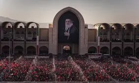 یک مداح در مراسم تشییع پیکر رهبر شهید: کسی که کشت امام مرا چرا نکشیم؟/ قتل ترامپ گردن ماست/ ویدئو