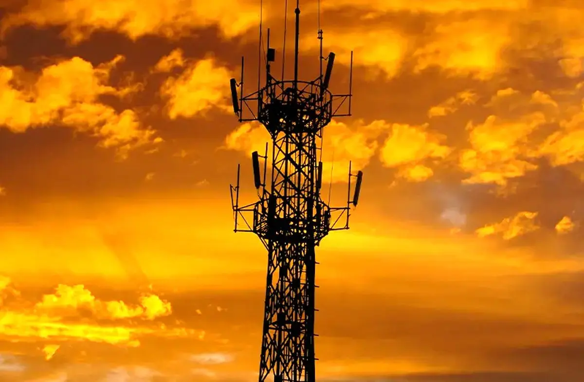 اصابت موشک به آنتن مخابراتی در بندرلنگه؛ ۲ واحد مسکونی آسیب دیدند