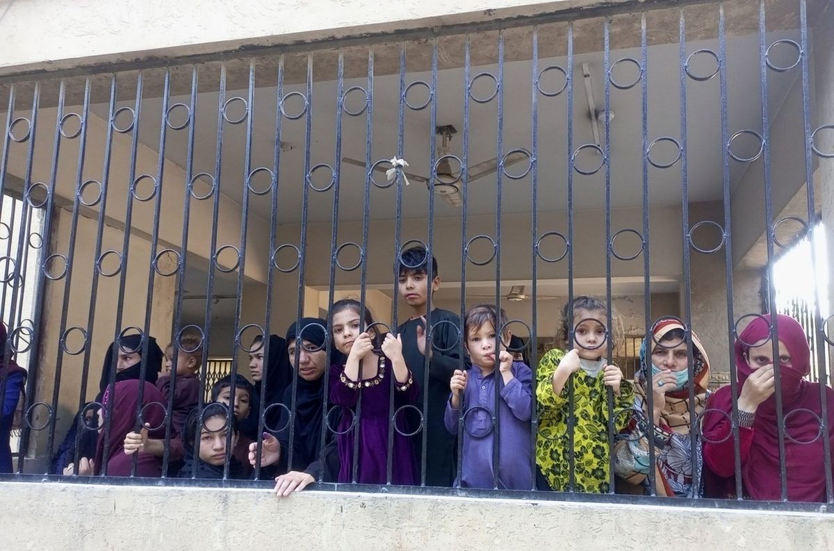 بدرفتاری پاکستان با مهاجران افغانستانی خبرساز شد/ عکس