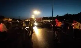 تصادف زنجیره ای ۳۰ خودرو در ۲ محور به علت لغزنده بودن جاده/ ویدئو