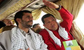 استقبال از سخنرانی خالد مشعل رئیس دفتر سیاسی حماس در دانشگاه تهران در زمستان ۱۳۸۴/ عکس چاوز و احمدی نژاد در دستان عدالت خواهان

