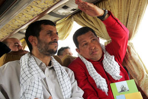 استقبال از سخنرانی خالد مشعل رئیس دفتر سیاسی حماس در دانشگاه تهران در زمستان ۱۳۸۴/ عکس چاوز و احمدی نژاد در دستان عدالت خواهان