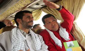 استقبال از سخنرانی خالد مشعل رئیس دفتر سیاسی حماس در دانشگاه تهران در زمستان ۱۳۸۴/ عکس چاوز و احمدی نژاد در دستان عدالت خواهان

