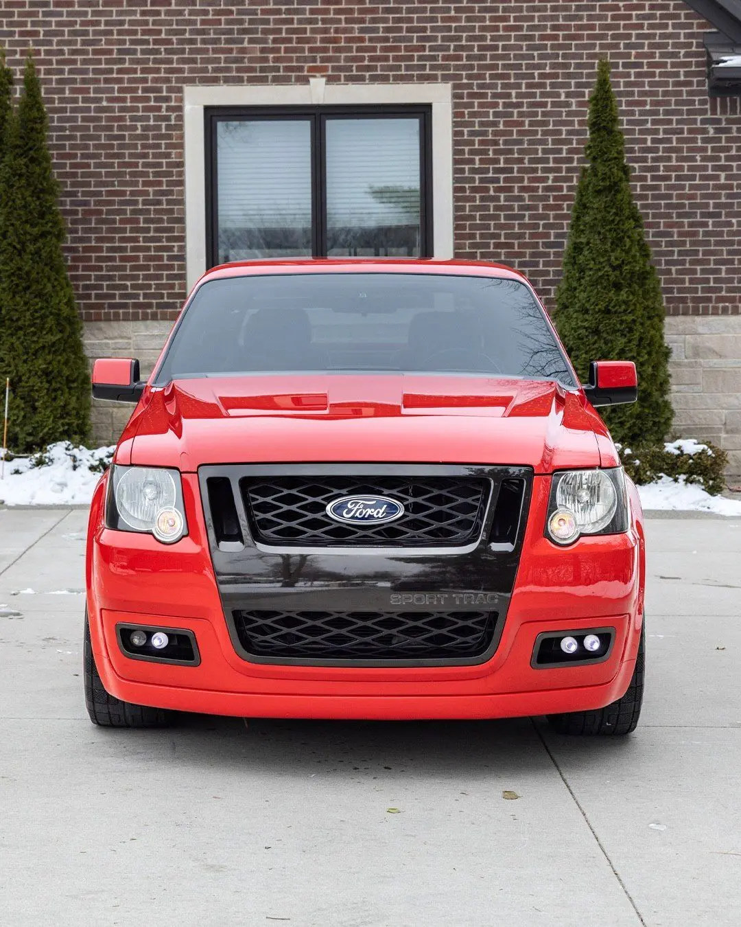 نمای بدنه و طراحی خارجی خودروی مفهومی Ford SVT Adrenalin با پیشرانه V8 و نشان اختصاصی بخش SVT فورد.