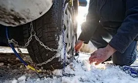 عبور از گردنه‌ها و محورهای برف‌گیر فقط با زنجیر چرخ امکان‌پذیر است
