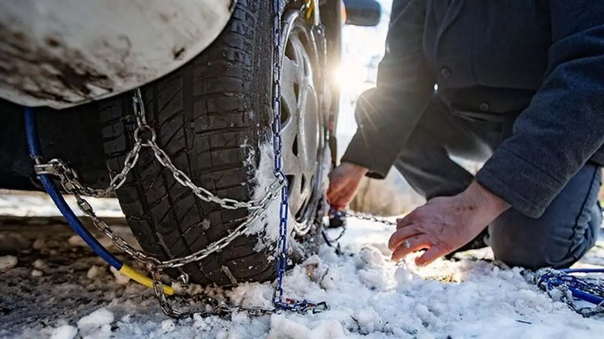 عبور از گردنه‌ها و محورهای برف‌گیر فقط با زنجیر چرخ امکان‌پذیر است
