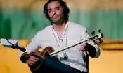 علی قمصری، هنرمند موسیقی با سازش در نیروگاه برق دماوند در اعتراض به تهدید نابودی زیرساخت‌های انرژی/ عکس