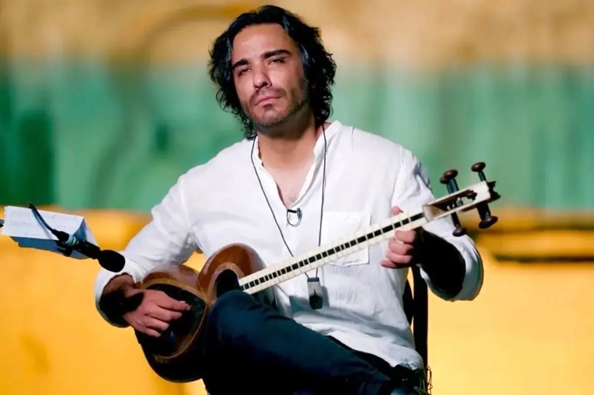 علی قمصری، هنرمند موسیقی با سازش در نیروگاه برق دماوند در اعتراض به تهدید نابودی زیرساخت‌های انرژی/ عکس