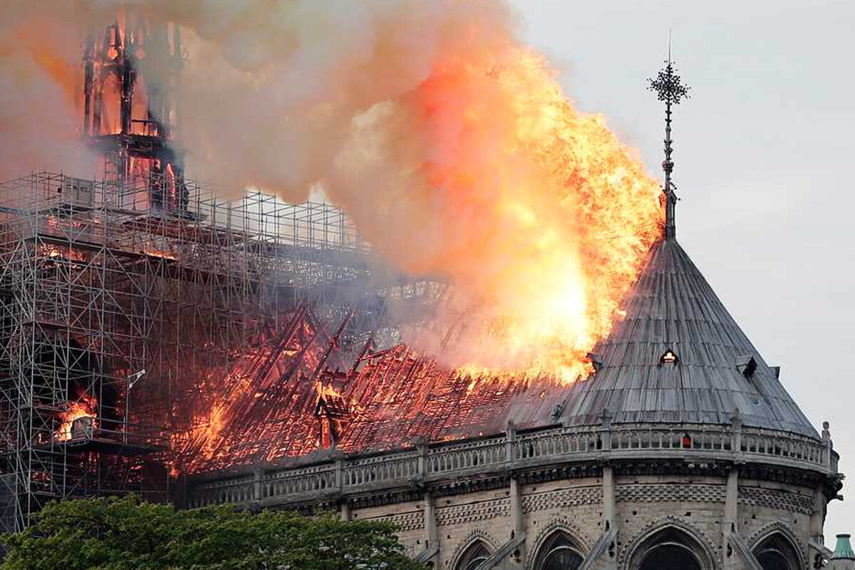 ساختمان تاریخی دانمارک در آتش سوخت/ ویدئو