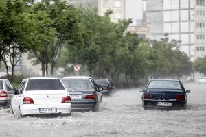 شدت بارش باران در غرب مشهد به اوج خود رسیده است/ مردم در خانه‌ها بمانند/ سیل از سمت طرقبه و شاندیز با تاخیر به مشهد می‌رسد/ ویدئو