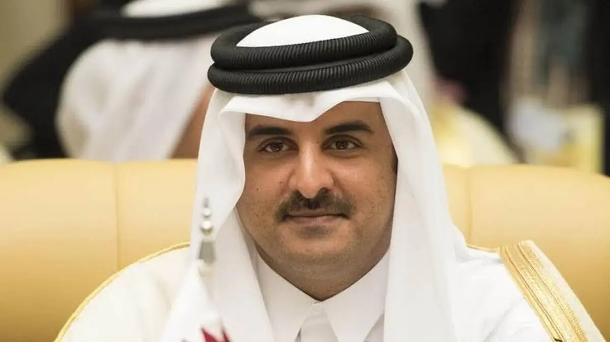 تیپ متفاوت امیر قطر در یک کافه در پاریس/ ویدئو

