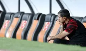 اشک‌های کریم باقری در مراسم خاکسپاری مادرش/ ویدئو

