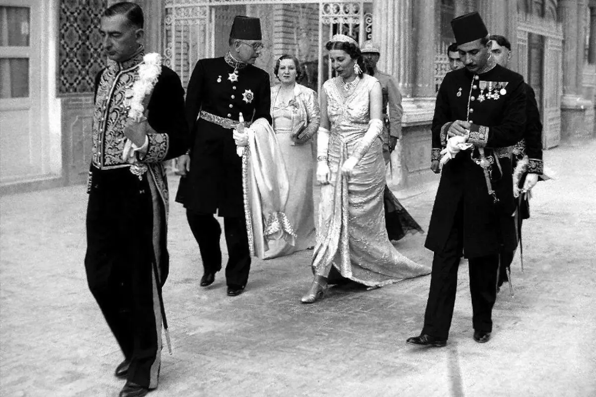ویدئویی از حال و هوای تهران پیش از مراسم ازدواج محمدرضا پهلوی و فوزیه | ببینید