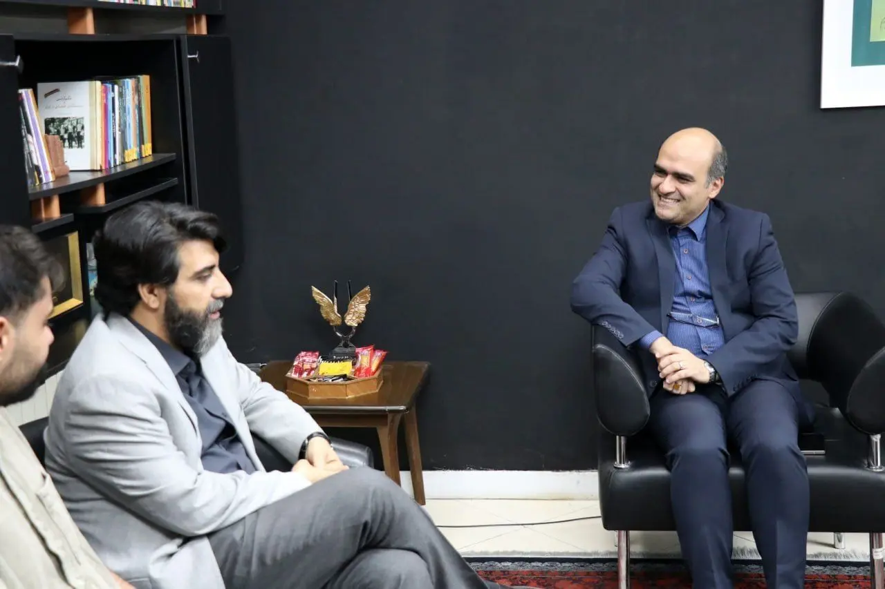 بازدید سخنگوی شهرداری تهران از خبرفوری همزمان با روز خبرنگار