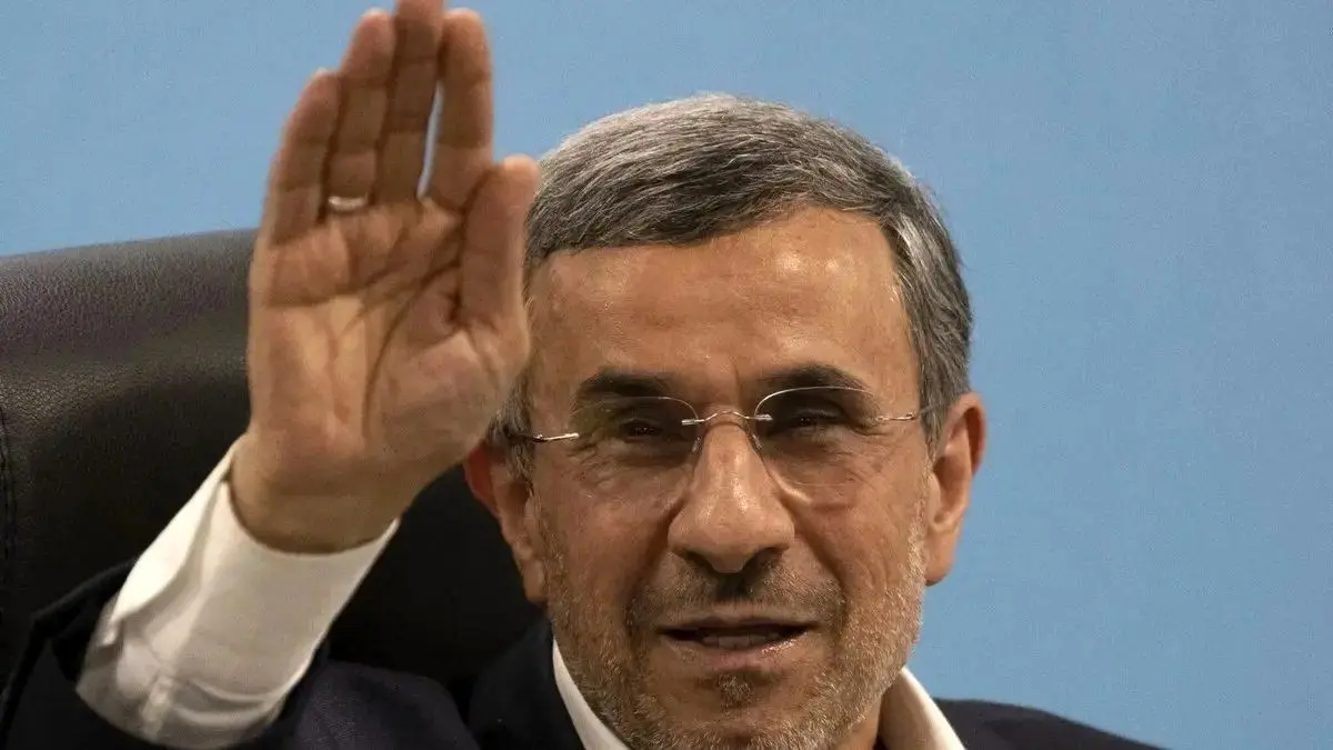 رفتار عجیب محمود احمدی‌نژاد در مراسم ختم خواهرش؛ امضای یادگاری و عکس سلفی در اوج عزاداری/ ویدئو