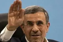 رفتار عجیب محمود احمدی‌نژاد در مراسم ختم خواهرش؛ امضای یادگاری و عکس سلفی در اوج عزاداری/ ویدئو