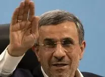 رفتار عجیب محمود احمدی‌نژاد در مراسم ختم خواهرش؛ امضای یادگاری و عکس سلفی در اوج عزاداری/ ویدئو