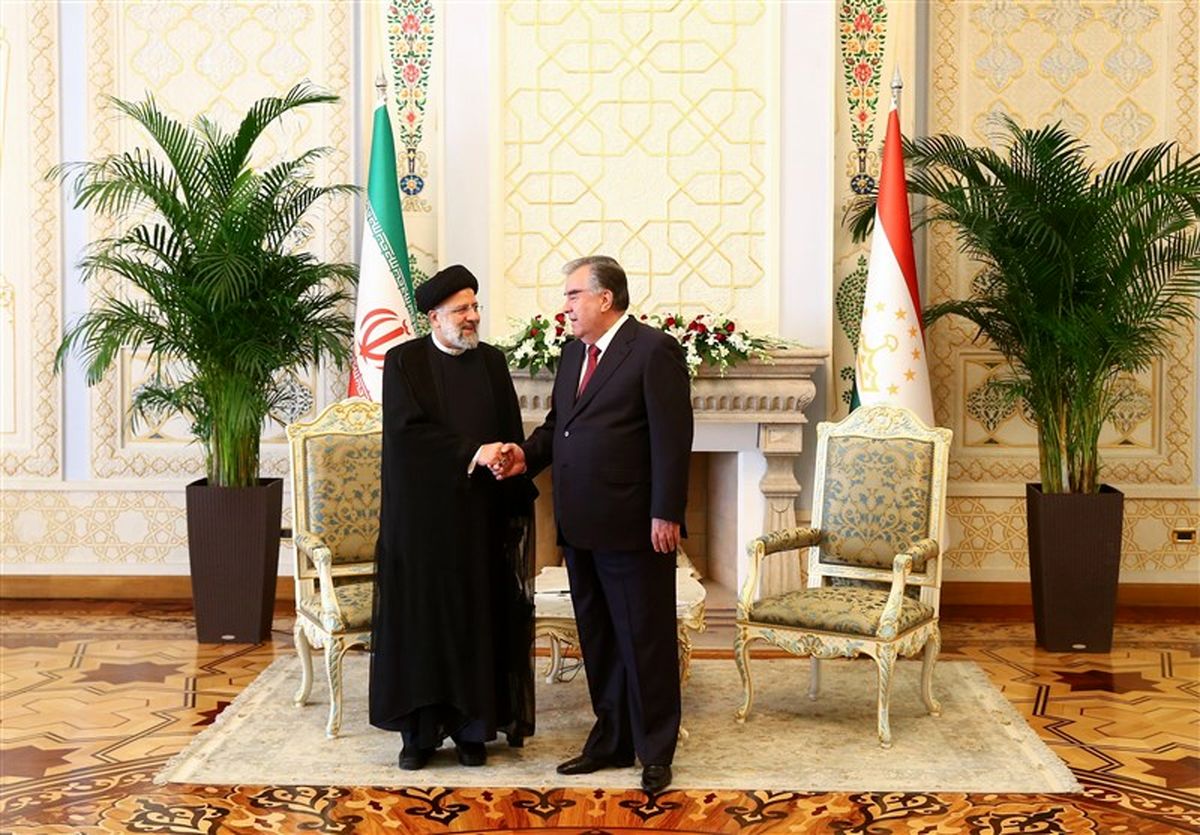 کیف هایی عجیب در دست محافظان رئیس جمهور تاجیکستان