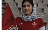 تصویری از مزار الهه‌ حسین‌ نژاد با پرچم پرسپولیس
