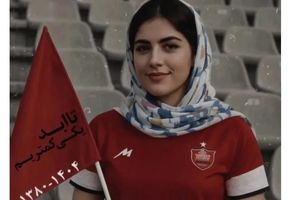 تصویری از مزار الهه‌ حسین‌ نژاد با پرچم پرسپولیس