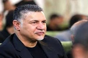 حرکت زیبای علی دایی در مراسم یادبود داریوش مصطفوی/ ویدئو