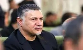 حرکت زیبای علی دایی در مراسم یادبود داریوش مصطفوی/ ویدئو